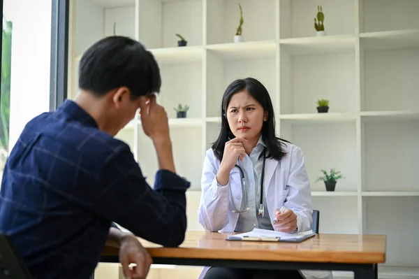 Una Dottoressa Asiatica Stressata Seria Sta Avendo Incontro Serio Con — Foto Stock