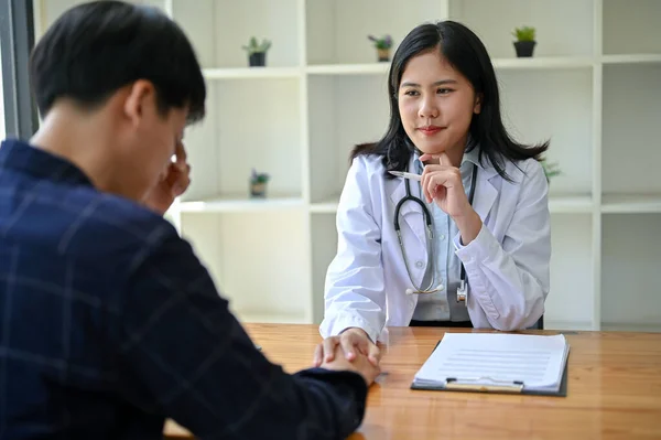 Una Professionista Asiatica Medico Femminile Sta Toccando Mano Paziente Fornire — Foto Stock