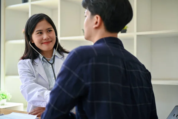 Une Belle Professionnelle Asiatique Femme Médecin Vérifie Écoute Rythme Cardiaque — Photo