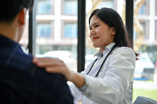 在医院进行的体格检查中 一名专业的亚洲女医生摸病人的肩膀 以提供安慰和安慰的特写镜头 — 图库照片