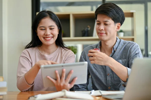 Doi Tineri Studenți Asiatici Fericiți Uită Ecran Tabletă Împreună Vorbesc — Fotografie, imagine de stoc