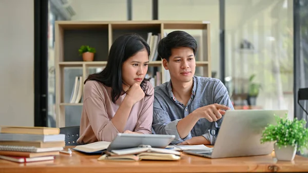 Doi Studenți Asiatici Serioși Concentrați Uită Ecran Laptop Discută Despre — Fotografie, imagine de stoc