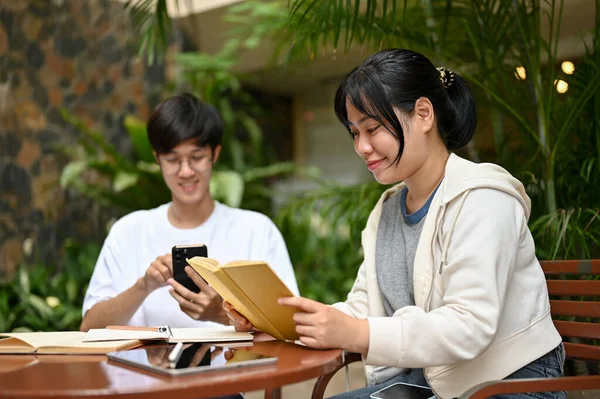 아름답고 아시아인 여학생 친구가 스마트폰을 사용하는 있습니다 — 스톡 사진