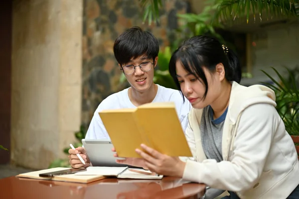 Сфокусований Розумний Молодий Азіатський Студентка Коледжу Читає Книгу Час Чоловік — стокове фото