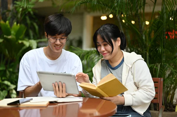 Két Boldog Fiatal Ázsiai Egyetemista Egy Kávézóban Egy Szabadtéri Területen — Stock Fotó
