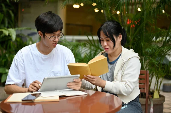 Dois Jovens Estudantes Universitários Asiáticos Inteligentes Focados Estão Sentados Café — Fotografia de Stock
