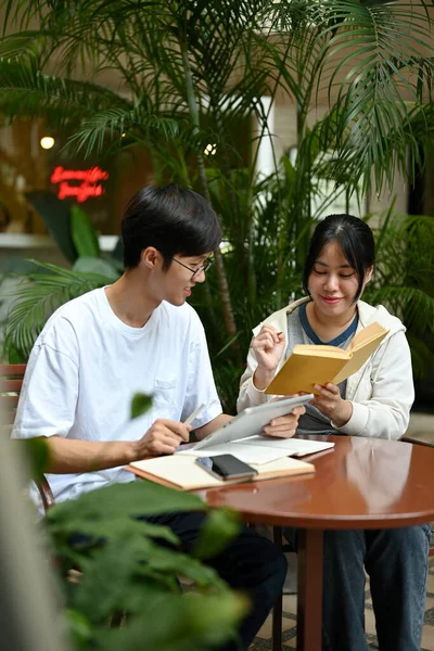 Due Giovani Studenti Universitari Asiatici Felici Sono Seduti Caffè Area — Foto Stock