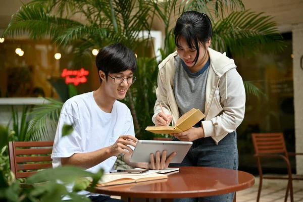 Jovem Asiático Inteligente Feliz Fazendo Projeto Escolar Preparando Para Exame — Fotografia de Stock