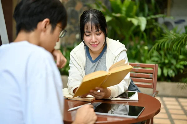 Uma Jovem Estudante Universitária Asiática Feliz Está Estudando Pesquisando Informações — Fotografia de Stock