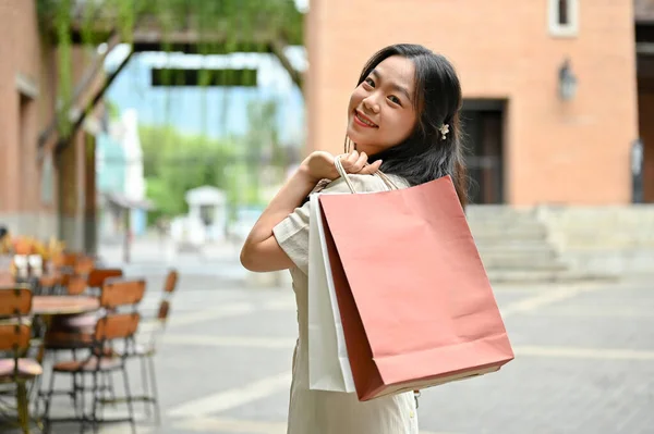 Attractive Happy Young Asian Woman Casual Clothes Walks Her Shopping — Stockfoto