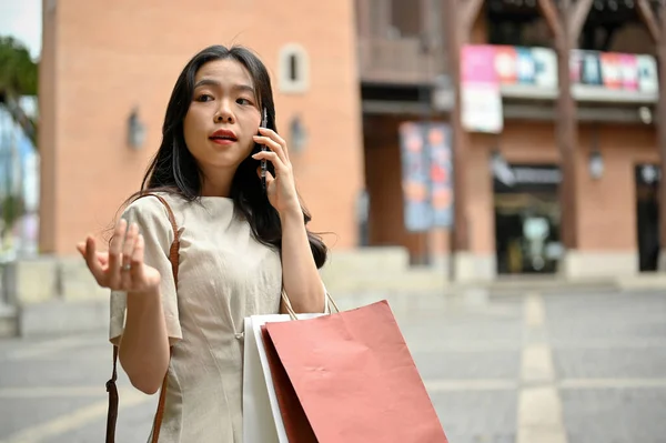 Beautiful Young Asian Woman Phone Her Friend While Shopping City — Stockfoto