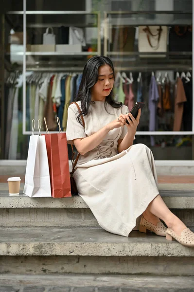 Portrait Charming Young Asian Woman Texting Her Friends Her Smartphone — Stockfoto