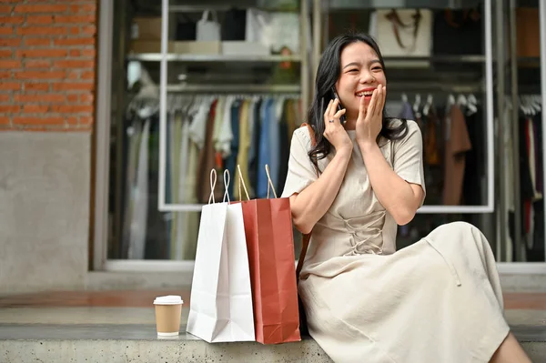 Beautiful Young Asian Woman Enjoying Talking Phone Her Friend While — Stockfoto