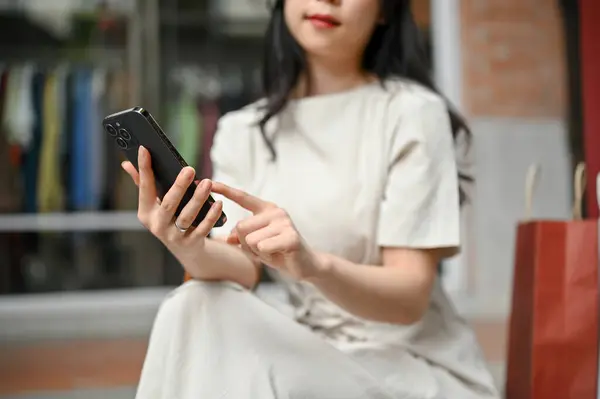 Close Image Pretty Asian Woman Texting Her Friends Her Smartphone — Stockfoto