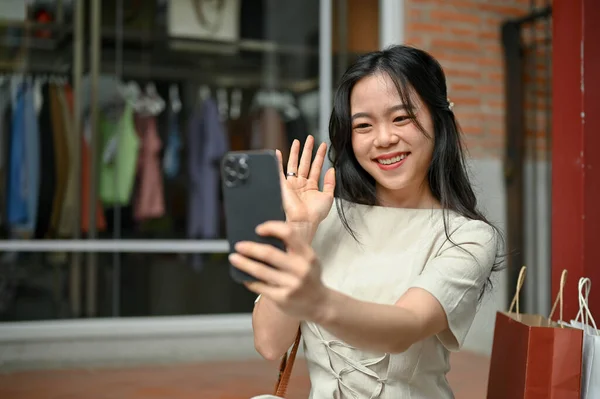 Charming Asian Woman Video Call Her Friend While Enjoying Shopping — Stockfoto