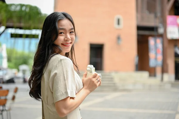 Portrait Beautiful Charming Young Asian Woman Casual Clothes Strolling City — Stockfoto