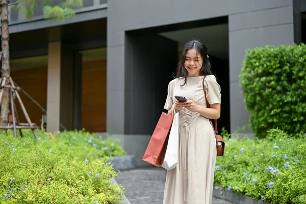 Beautiful Smiling Young Asian Woman Beautiful Minimal Dress Texting Someone — Stock Fotó