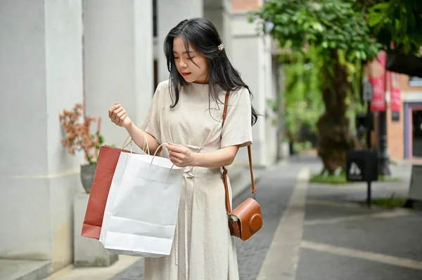 Beautiful Asian Woman Casual Clothes Opening Her Shopping Bag Checking — Stockfoto