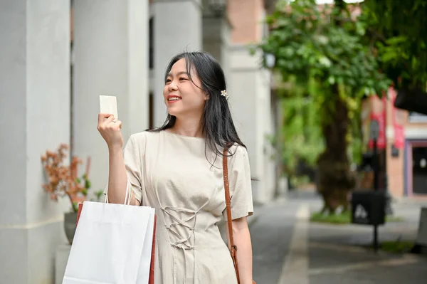 Attractive Happy Young Asian Woman Casual Clothes Enjoying Her Shopping — Stock Fotó