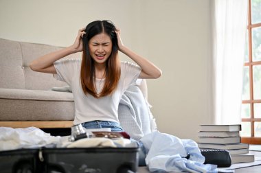 Mutsuz ve öfkeli genç bir Asyalı kadın yaz gezisi için bavulunu hazırlarken çok fazla eşyası olduğu için stresli hissediyor. Seyahat sorunları