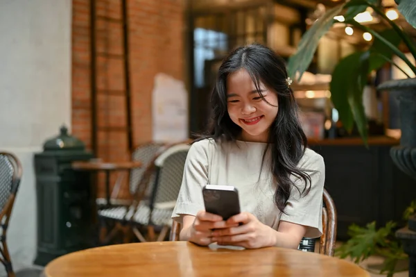 Egy Gyönyörű Mosolygós Ázsiai Élvezi Sms Ezést Barátaival Telefonon Miközben — Stock Fotó