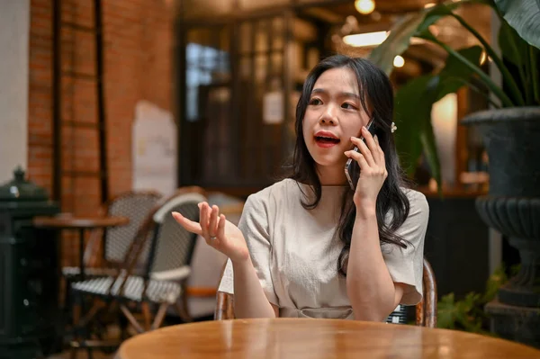 Egy Gyönyörű Ázsiai Nőnek Komoly Telefonhívása Van Valakivel Miközben Egy — Stock Fotó