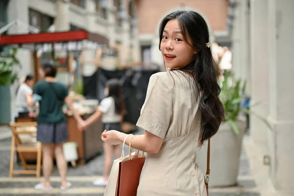 Egy Vonzó Ázsiai Portréja Minimális Ruhában Bevásárlószatyrokkal Akik Élvezik Hétvégi — Stock Fotó