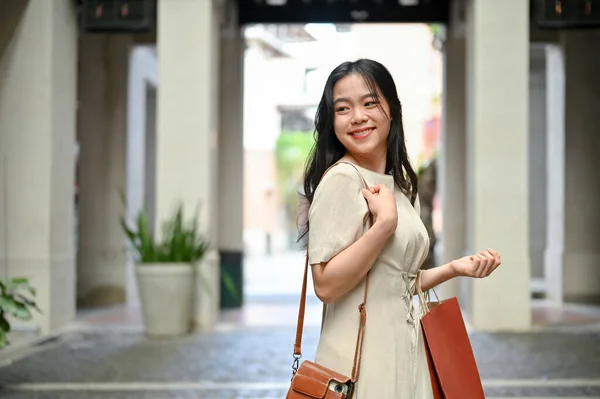 Portré Egy Gyönyörű Boldog Ázsiai Egy Minimális Ruhát Bevásárlótáskák Élvezi — Stock Fotó