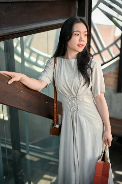 Egy Gyönyörű Vonzó Ázsiai Portréja Gyönyörű Minimál Ruhában Aki Bevásárlószatyrait — Stock Fotó