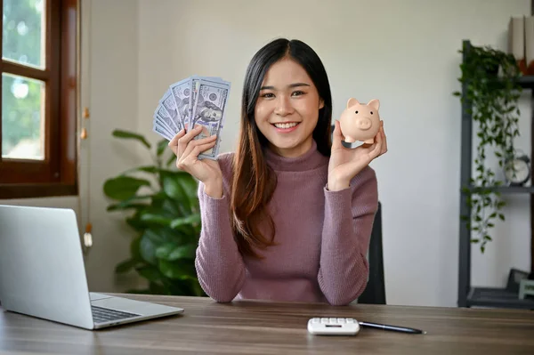 個人投資コンセプト 若い笑顔のアジアの女性は ピギーバンクを使用して彼女のお金を節約 — ストック写真