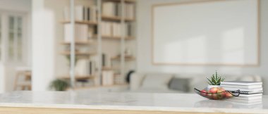 Arka plan olarak bulanık, modern, beyaz bir oturma odası olan lüks, beyaz mermer bir masanın üzerindeki boş alanın yakın plan görüntüsü. 3d görüntüleme, 3d illüstrasyon