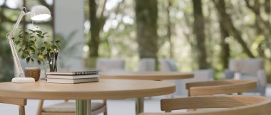 Kitaplar, kalem standı, masa lambası ve saksı bitkisi olan ahşap bir masanın yakın plan görüntüsü. 3d görüntüleme, 3d illüstrasyon