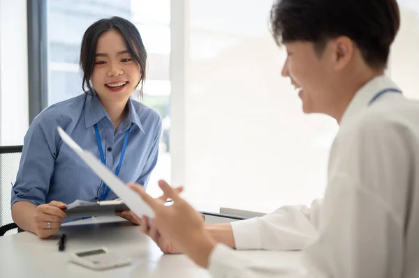 Une Jeune Employée Bureau Asiatique Attrayante Heureuse Discute Travail Réfléchit — Photo