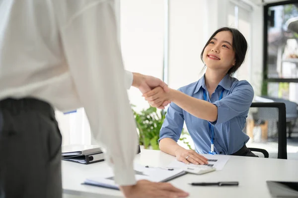 Beautiful Friendly Asian Female Recruiter Shaking Hands Candidate Interview Office — Stock Photo, Image