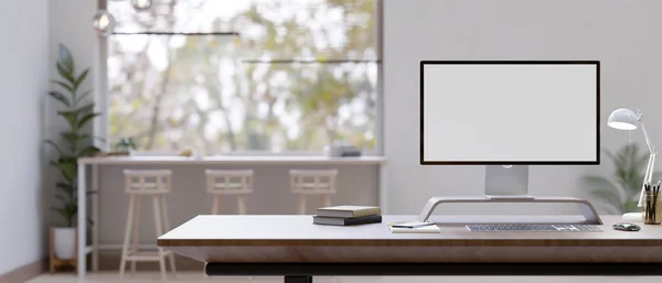 一个现代办公空间 在现代办公空间的桌子上有一个电脑白色屏幕模型和办公用品 3D渲染 3D说明 — 图库照片