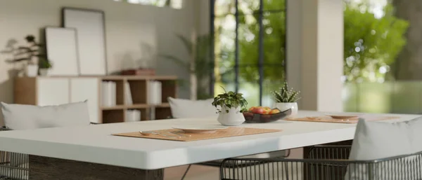 Närbild Ett Lyxigt Matbord Med Vacker Dukning Modern Modern Matsal — Stockfoto