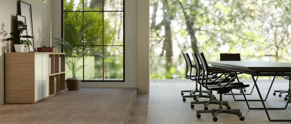一个现代化的宽敞的会议室 有一张会议桌 扶手椅 迷人的大玻璃窗与美丽的自然景观 3D渲染 3D说明 — 图库照片