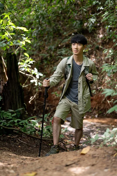 Een Portret Van Een Sportieve Jonge Aziatische Mannelijke Trekker Wandelaar — Stockfoto