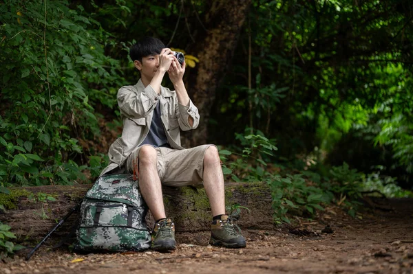 Een Gelukkige Jonge Aziatische Mannelijke Wandelaar Maakt Foto Met Zijn — Stockfoto