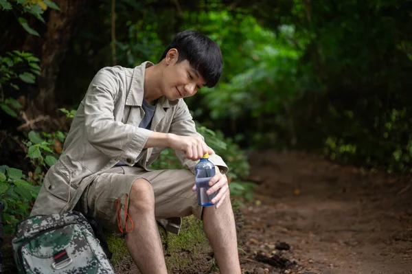 Een Actieve Ontspannen Aziatische Mannelijke Wandelaar Zit Een Rots Het — Stockfoto