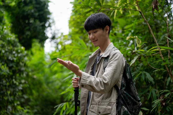 Een Vrolijke Actieve Jonge Aziatische Mannelijke Wandelaar Met Behulp Van — Stockfoto