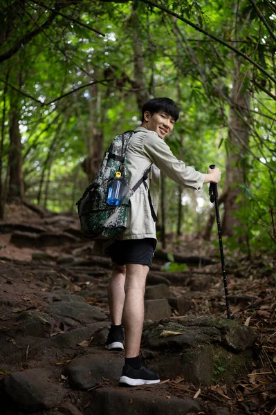 Retrato Guapo Feliz Caminante Asiático Con Una Mochila Equipo Trekking —  Fotos de Stock