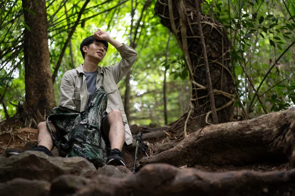 Een Uitgeputte Bezwete Aziatische Mannelijke Wandelaar Zit Neemt Een Pauze — Stockfoto