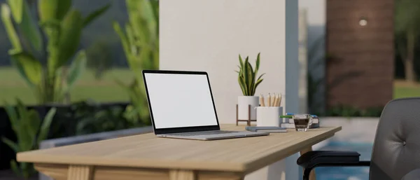 Laptop Biały Ekran Makieta Drewnianym Stole Dużym Szklanym Oknem Nowoczesnym — Zdjęcie stockowe
