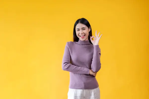 Eine Schöne Und Lächelnde Asiatin Lässiger Kleidung Zeigt Das Okay — Stockfoto
