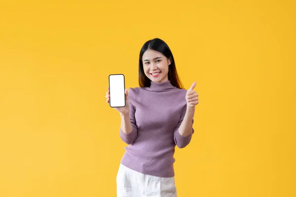 Piękna Uśmiechnięta Młoda Azjatka Pokazuje Kciuk Górę Biały Ekran Smartfona — Zdjęcie stockowe