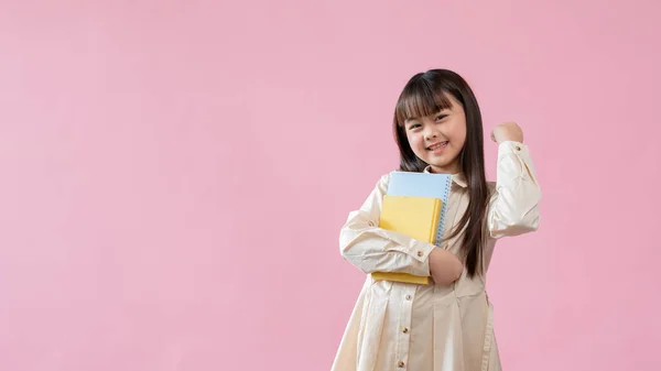 Ein Fröhliches Und Nettes Junges Asiatisches Mädchen Hält Ihre Bücher — Stockfoto