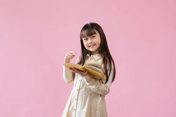 Ein Hübsches Und Aufgewecktes Junges Asiatisches Mädchen Hält Ein Aufgeschlagenes — Stockfoto