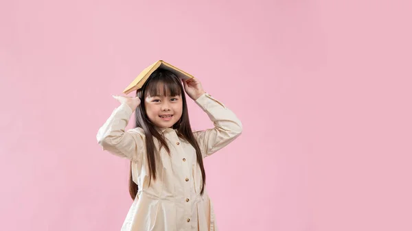 Ein Lächelndes Und Bezauberndes Junges Asiatisches Mädchen Legt Sich Ein — Stockfoto