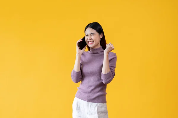 Eine Fröhliche Und Lächelnde Asiatin Telefoniert Mit Jemandem Der Sich — Stockfoto